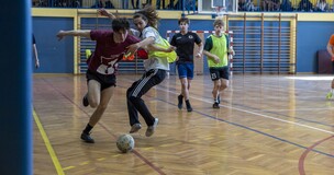 studenci grający w piłkę