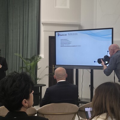 Zdjęcie grupowe podczas konferencji