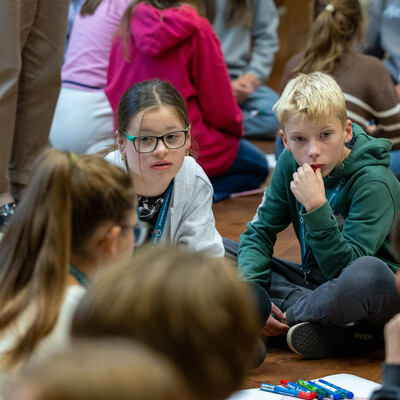 Zdjęcia przedstawiają inaugurację XXXV edycji Ekonomicznego Uniwersytetu Dziecięcego w Katowicach, w której uczestniczyło prawie 150 młodych studentów. Fotografie dokumentują uroczyste rozpoczęcie programu oraz pierwsze zajęcia ekonomiczne dla dzieci. 