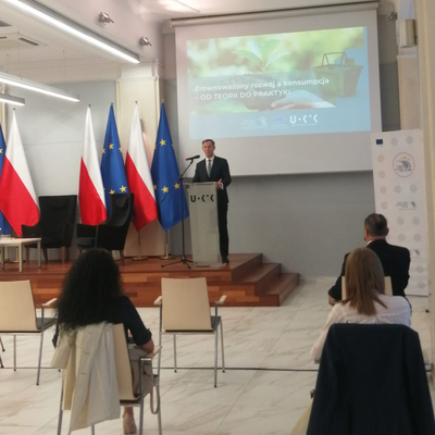 Obrazek przedstawia zdjęcie z konferencji