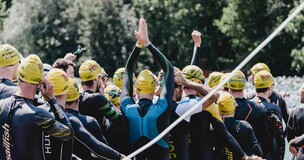 Zdjęcie uczestników IronMan, przygotowujących się do etapu pływackiego