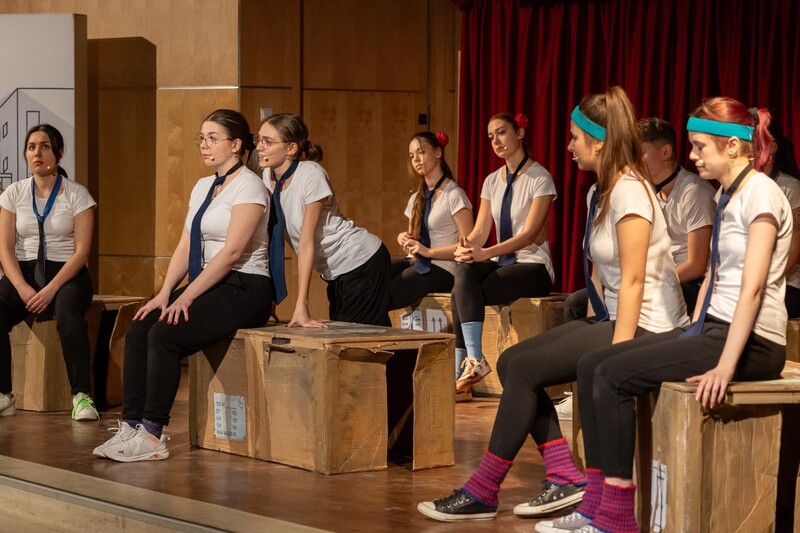 Artyści teatru na scenie