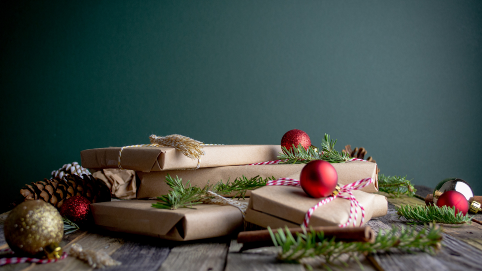 zapakowane prezenty leżące na stole