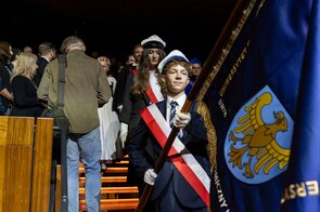 student trzymajacy sztandar ue katowice