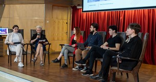 studenci wraz z organizatorami moow talk podczas transmisji