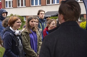 Studenci podczas wydarzenia słuchający prelegenta 