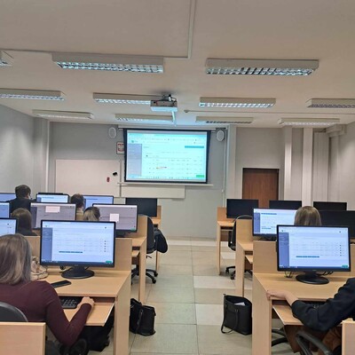 Studenci w Sali komputerowej pracujący przy aplikacji SinguFM