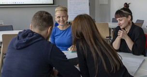 prowadząca razem z uczestnikami