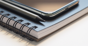 notes na którym leży telefon