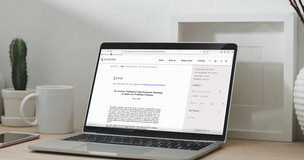 Obrazek przedstawia laptop z wyświetloną stroną internetową, na której można znaleźć artykuł.