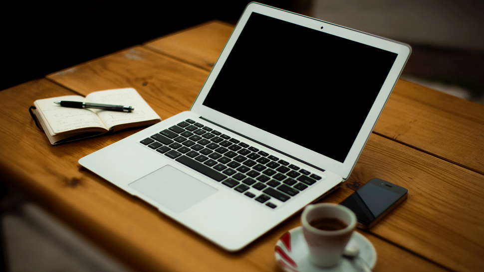 laptop na biurku