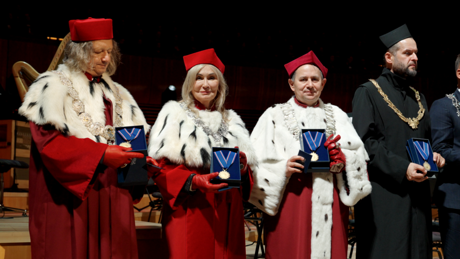 JM Rektor trzymająca otrzymany medal