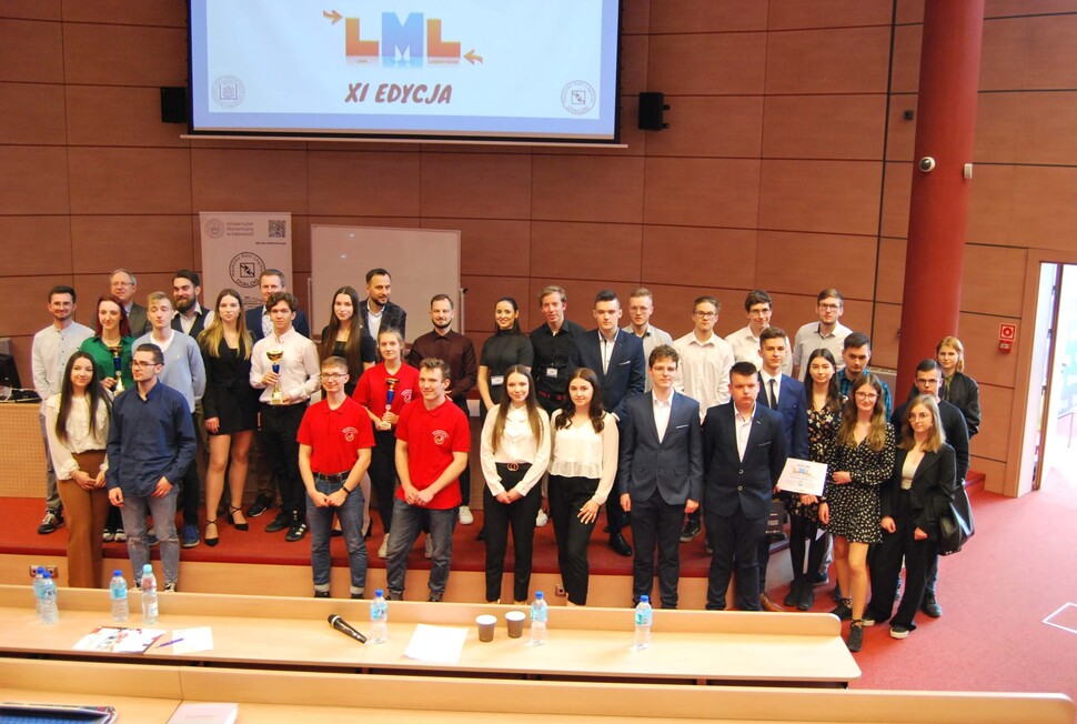 grupa uczestników konkursu pozująca do zdjęcie w Auli CNTI 