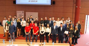 grupa uczestników konkursu pozująca do zdjęcie w Auli CNTI 