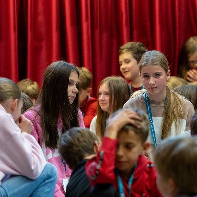 Zdjęcia przedstawiają inaugurację XXXV edycji Ekonomicznego Uniwersytetu Dziecięcego w Katowicach, w której uczestniczyło prawie 150 młodych studentów. Fotografie dokumentują uroczyste rozpoczęcie programu oraz pierwsze zajęcia ekonomiczne dla dzieci. 