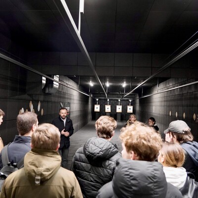 Studenci słuchający prowadzącego