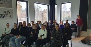 zdjecie grupowe studentów