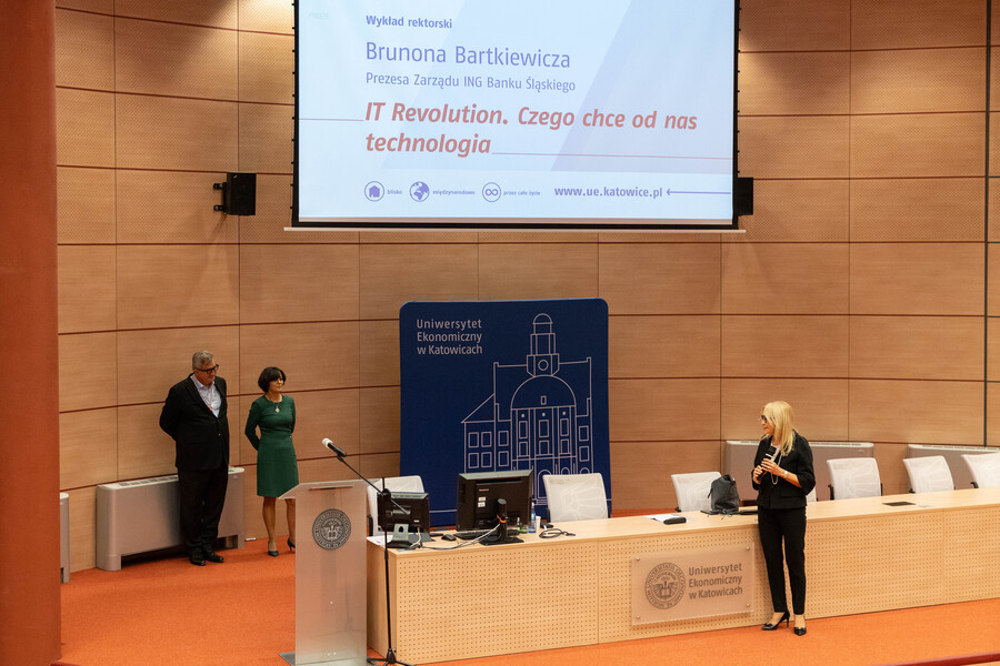 JM Rektor Uniwersytetu Ekonomicznego w Katowicach, prof. dr hab. inż. Celina M. Olszak, oficjalnie otwiera wykład rektorski Brunona Bartkiewicza, Prezesa Zarządu ING Banku Śląskiego, witając gościa i uczestników wydarzenia.