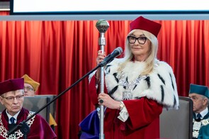 JM Rektor z berłem rektorskim