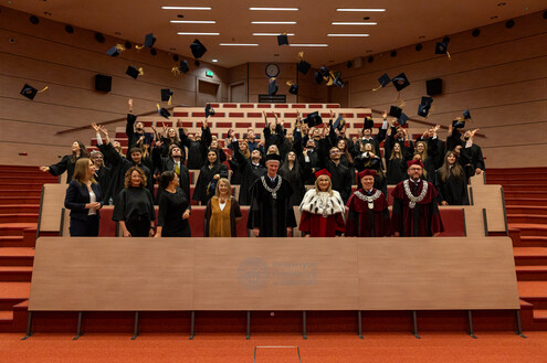 absolwenci rzucający biretami