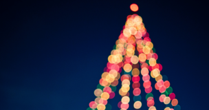 rozmazana choinka na granatowym tle