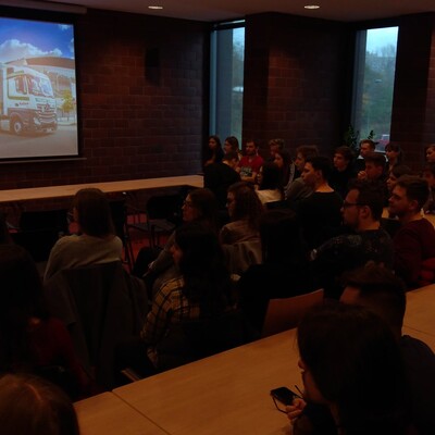 Uczestnicy projektu Akademia Kariery, siedzą przy stolikach i słuchają prelegenta