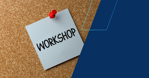 grafika ozdobna: Na tablicy korkowej przypięta jest biała karteczka z napisem „WORKSHOP” w czarnych, drukowanych literach, przytrzymywana czerwonym pinezką. Po prawej stronie znajduje się granatowy panel z geometrycznym detalem graficznym.