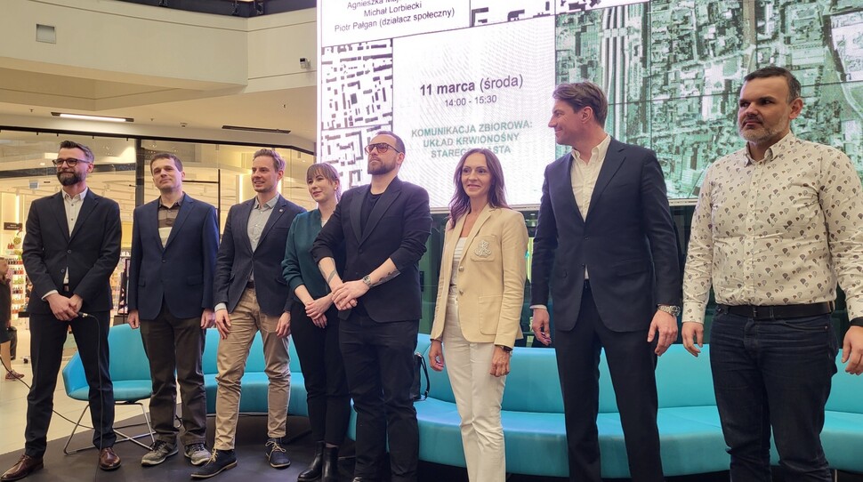 Zdjęcie grupowe - paneliści w debacie.