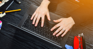 kobiece dłonie na klawiaturze laptopa