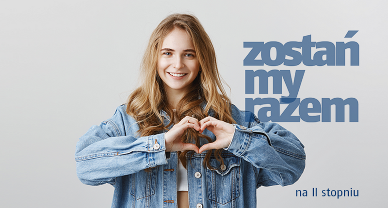 Na grafice widać młodą kobietę uśmiechającą się do kamery, ubraną w jasny top i luźną, niebieską kurtkę jeansową. Obie dłonie trzyma przed sobą, układając je w kształt serca. Tło jest jasnoszare i minimalistyczne. Po prawej stronie umieszczono duży, niebieski napis „zostańmy razem” z wyróżnieniem sylab w osobnych liniach. Pod nim, mniejszą czcionką, znajduje się dopisek „na II stopniu”. Całość ma przyjazny, zachęcający charakter, promujący kontynuację nauki na studiach drugiego stopnia.