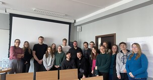 zdjęcie grupowe studentów