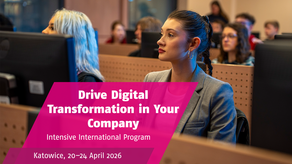 Uczestnicy siedzą w sali szkoleniowej przy komputerach i słuchają wykładu. Na pierwszym planie kobieta w marynarce patrzy w stronę prowadzącego. Na grafice widnieje napis: „Drive Digital Transformation in Your Company – Intensive International Program, Katowice, 20–24 April 2026”.