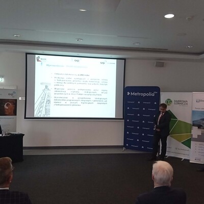 osoba prowadząca wykład z wyświetloną prezentacja multimedialną