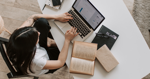 Obrazek przedstawia kobietę z laptopem