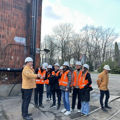 Zdjęcie grupy studentów podczas wizyty studyjnej 