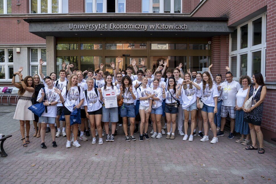 zdjęcie grupowe grupy młodzieży