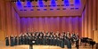 Zdjęcie przedstawia Chór UE Katowice na scenie podczas V Metropolitalnego Festiwalu Chóralnego