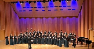 Zdjęcie przedstawia Chór UE Katowice na scenie podczas V Metropolitalnego Festiwalu Chóralnego