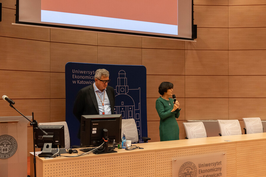 Prof. dr hab. inż. Janina Harasim wita uczestników wykładu rektorskiego, zapowiadając wystąpienie Brunona Bartkiewicza, Prezesa Zarządu ING Banku Śląskiego.