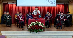 JM Rektor mówiąca do mikrofonu na środku Auli