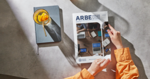 czasopismo ARBE na biurku