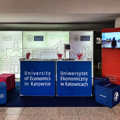 stoisko promocyjne uczelni