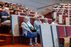 goście siedzący w Auli