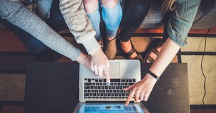 studenci z komputerem