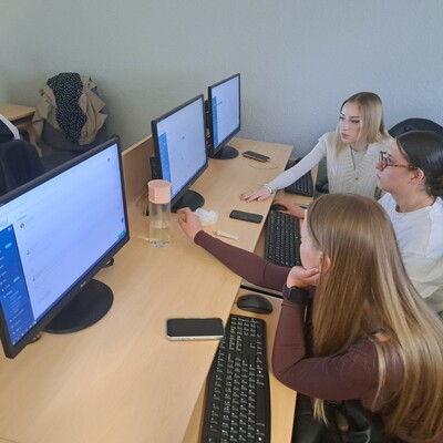 Studenci w Sali komputerowej pracujący przy aplikacji Singu