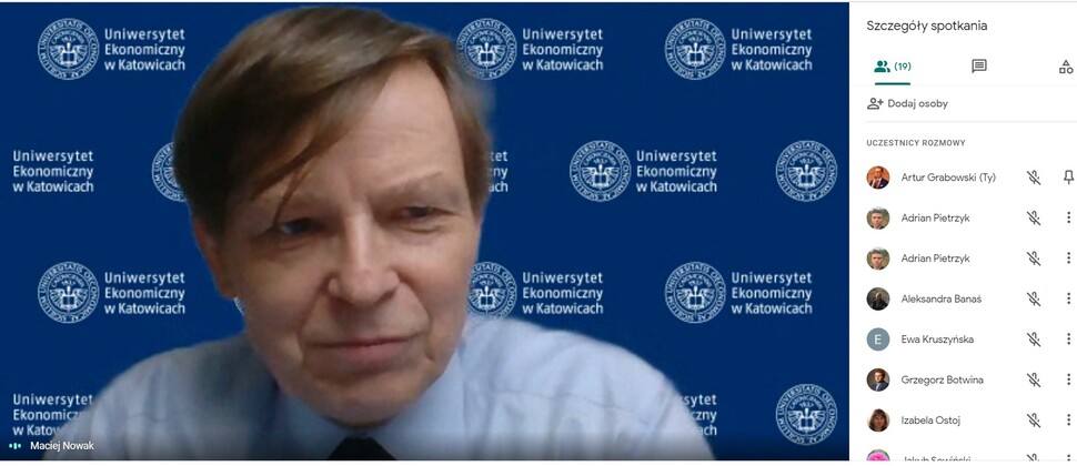 Obrazek przedstawia debatę online