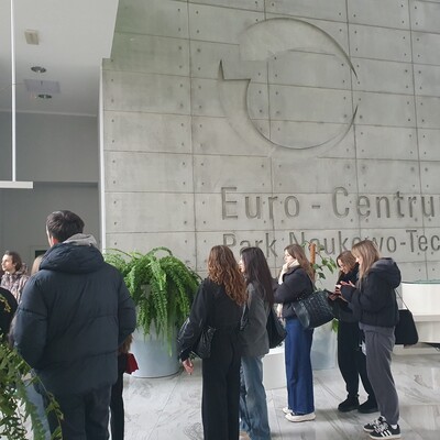 Studenci w holu głównym Euro-Centrum.
