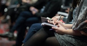 grafika ozdoba: postury ludzi zapisujących coś w notesie podczas spotkania