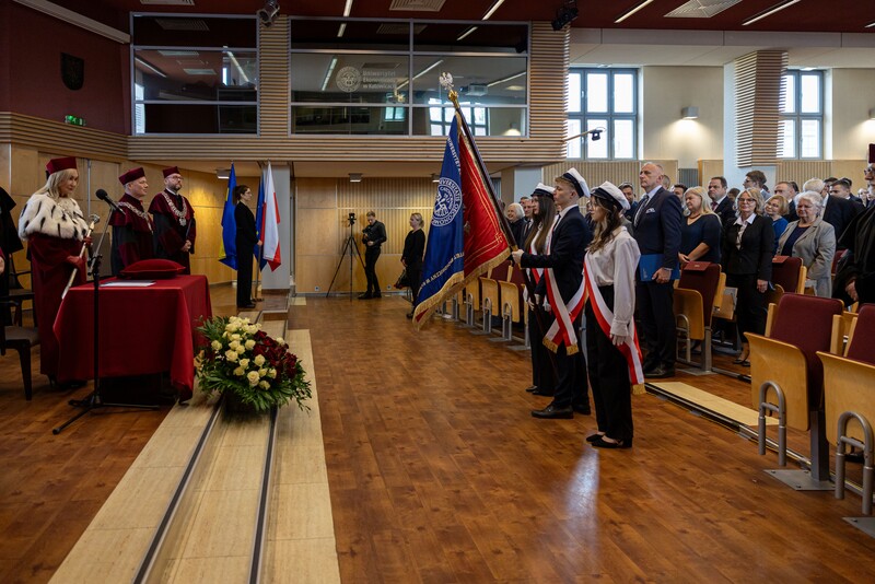 poczet sztandarowy przed JM rektor