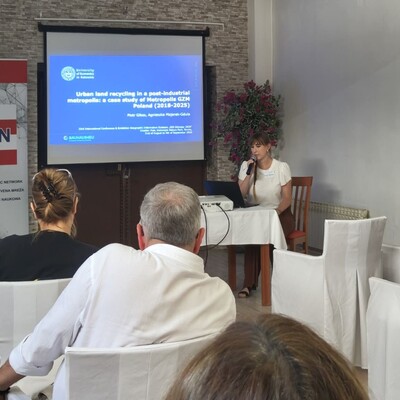 dr Agnieszka Majorek-Gdula podczas wygłaszania prezentacji.